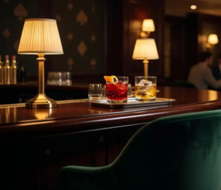 Intérieur de restaurant contemporain avec cocktails servis sur une table raffinée